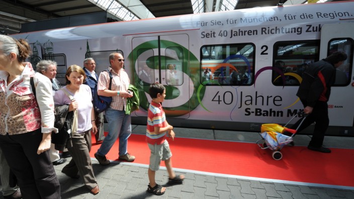 S-Bahn in München: Jahrelang war nur Werbung in eigener Sache erlaubt - jetzt dürfen auch Werbekunden die Züge großflächig bekleben.