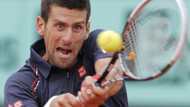French Open - Matches des Tages: Novak Djokovic wirkt oft flat-footed, wie die Amerikaner so schön sagen: unvorbereitet.