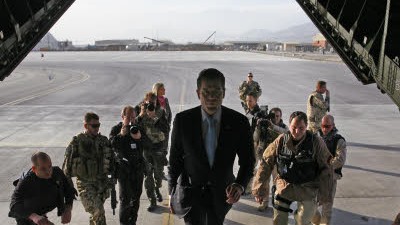 Bundeswehr in Afghanistan: "Wo Mut zur Verantwortung gefordert war, dominierte bei Guttenberg und Jung die Lust an der Macht":  Verteidigungsminister Guttenberg mit Soldaten in Kabul.