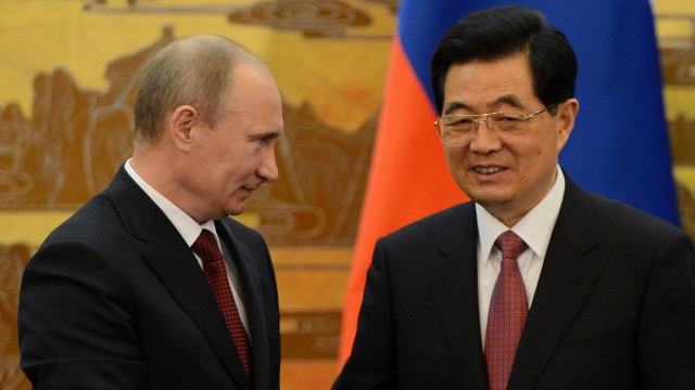 Putin in Peking: Russlands Präsident Wladimir Putin und Chinas Staatschef Hu Jintao bei einer feierlichen Zeremonie am Dienstag in Peking.