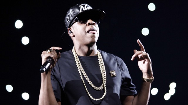 Kanye West und Jay-Z in Frankfurt: Der US-Rapper Jay-Z bei der "Watch-the-Throne"-Tour bei einem Auftritt in Paris: Nicht allzu tief sitzende schwarze Hosen, schwarze T-Shirts und schwarze Schuhe. Das modische Understatement bringt den viel zu schweren Goldschmuck um Hals und Handgelenk, die unverzichtbaren Insignien des Hip-Hop-Hochadels, aber natürlich nur umso besser zur Geltung.