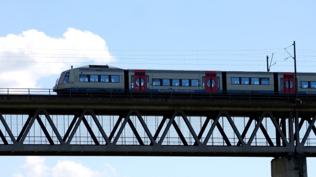 BOB Zug auf der Großhesseloher Brücke, 2011