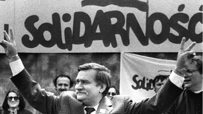 FORMER POLISH PRESIDENT AND SOLIDARITY FOUNDING LEADER LECH WALESA SHOWS V-SIGN IN 1989