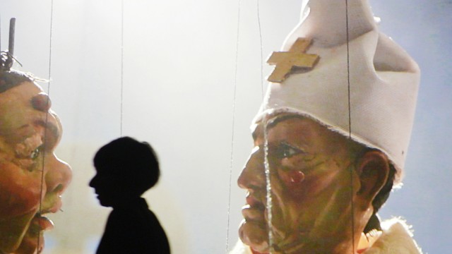 Documenta 13: Der Schatten einer Frau an einer Videoinstallation Wael Shawkys.