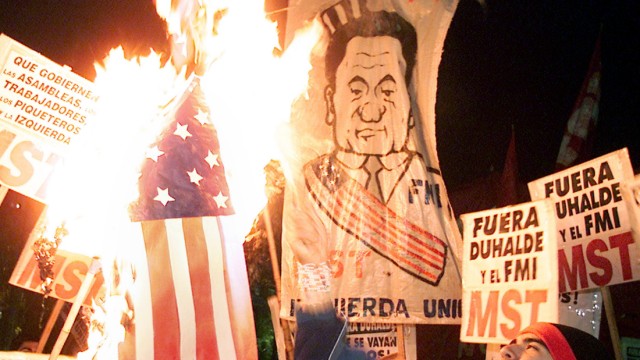 ARGENTINE DEMONSTRATORS BURN A US FLAG OUTSIDE GOVERNMENT HOUSE DURING 24-HOUR STRIKE