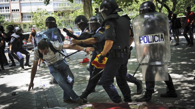Milliardenhilfe: Soziale Spannungen: Auseinandersetzungen zwischen Polizisten und Bergarbeitern während einer Demonstration Ende Mai in Madrid.