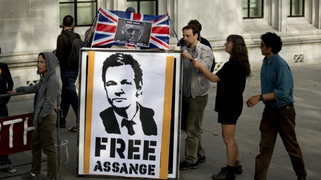 Entscheidung des britischen Supreme Court: Da hat auch der Protest von Assange-Anhängern nichts gebracht: Der WikiLeaks-Gründer darf nach Schweden ausgeliefert werden.