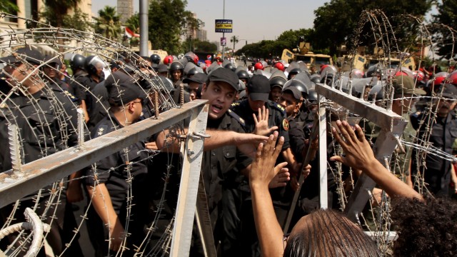 Parlament in Ägypten aufgelöst: Nach den beiden Urteilen kam es vor dem Verfassungsgericht zu Zusammenstößen von Protestierenden mit den Sicherheitskräften.