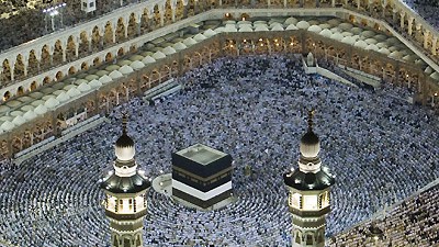 Große islamische Pilgerfahrt: Von Millionen Pilgern umrundet und geküsst: die Kaaba im Hof der Großen Moschee in Mekka.
