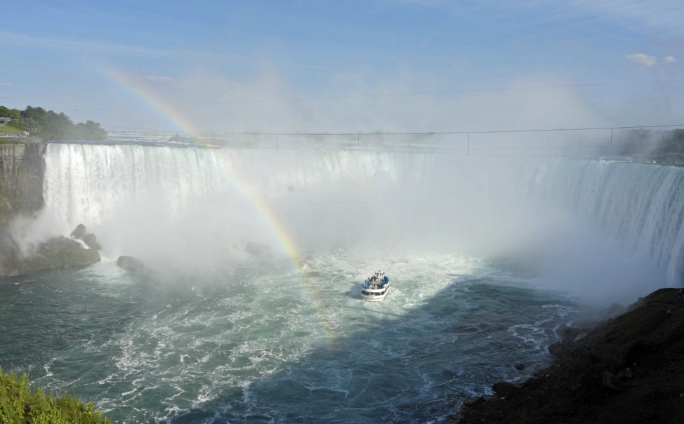 Nik Wallenda walks high-wire at Niagara Falls
