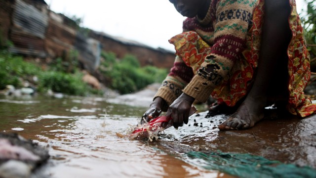 UN-Konferenz Rio+20: Dreckwasser in einem Kanal in Kibera, einem Slum bei Nairobi, Kenia.