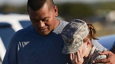 Texas: Blutbad von Fort Hood: Das Militärlager von Fort Hood steht seit der Tat unter Schock. Soldaten versuchen, sich gegenseitig zu trösten und Hilfe zu geben.