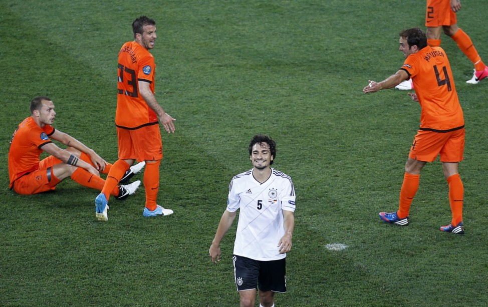 EM Euro 2012 Europameisterschaft Fußball Deutschland Nationalelf Hummels Holland Lacht Grinst