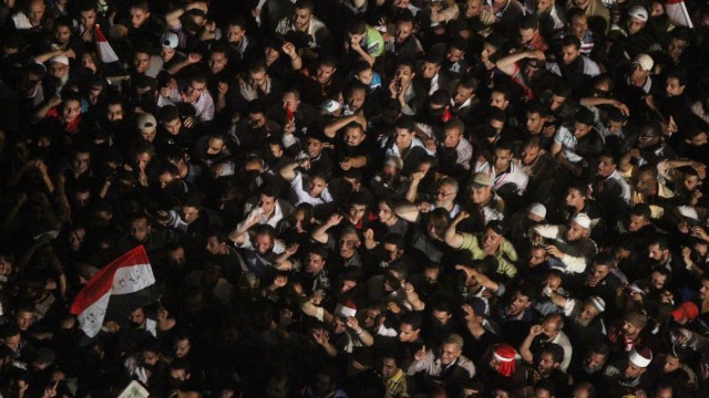 Nach der Wahl in Ägypten: Tausende Anhänger der Muslimbrüder feiern den Sieg ihres Kandidaten Mohammed Mursi auf dem Tahrir-Platz in Ägyptens Hauptstadt Kairo.