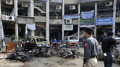 Terror in Pakistan: Pakistanische Polizisten sichern den Anschlagsort in Rawalpindi, Pakistan. Bei einem Anschlag kamen hier mindestens 28 Menschen ums Leben.