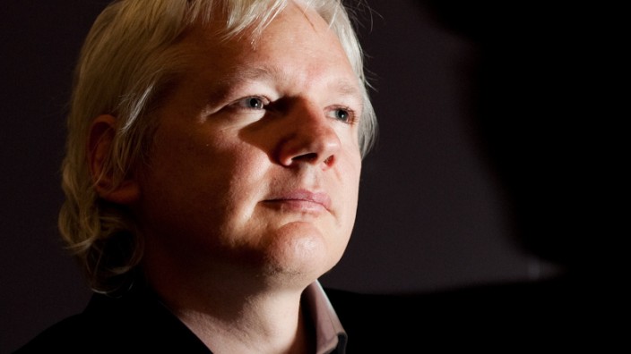 Julian Assange: Julian Assange lebte sieben Jahre im politischen Asyl in der ecuadorianischen Botschaft in London, wo er im April 2019 von der britischen Polizei festgenommen wurde. Es ist unklar, ob er an die USA ausgeliefert wird.