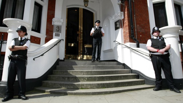 Wikileaks-Gründer in Ecuadors Botschaft geflüchtet: Wie der Guardian berichtet, sollen 11 Uhr deutscher Zeit acht Polizisten vor der Botschaft gestanden haben. Zwanzig Minuten später seien sie dann plötzlich verschwunden.
