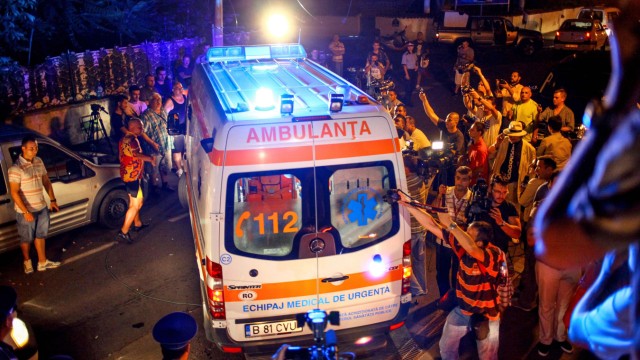 Ein Krankenwagen fährt den schwerverletzten Adrian Nastase ins Krankenhaus