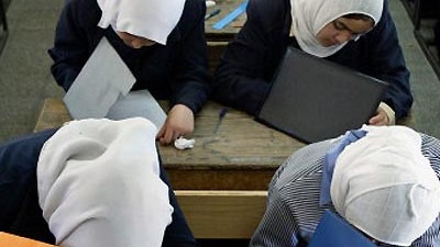 Nahost: Lernen fürs Leben und fürs Überleben: Der Holocaust kommt in den palästinensischen Schulbüchern nicht vor.