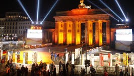 20 Jahre Mauerfall: Passanten betrachten den symbolischen Nachbau der Mauer vor dem Brandenburger Tor. Die Styropor-Dominsteine zwischen Potsdamer Platz und Reichstag sollen bei den Feierlichkeiten am Montag gestürzt werden.