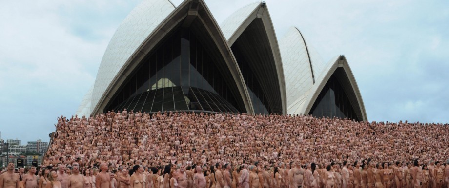 'Nackte' Installation vor Opernhaus in Sydney