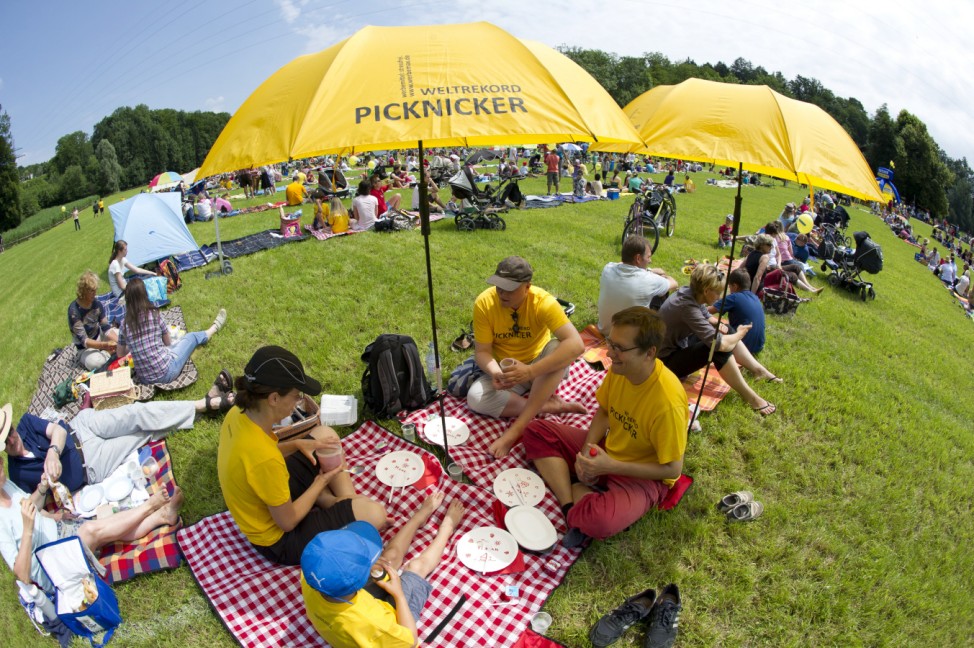 Weltrekord mit laengster Picknickdecke am Chiemsee verpasst