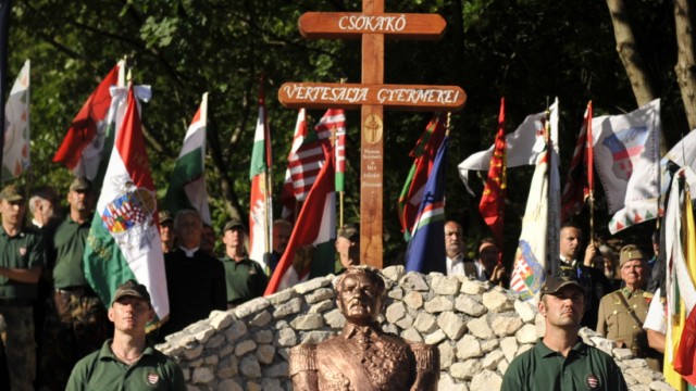 Geschichtsrevisionismus in Ungarn: Umstrittener Reichsverweser: Im ungarischen Csókakö wurde am 16. Juni 2012 eine Horthy-Statue eingeweiht