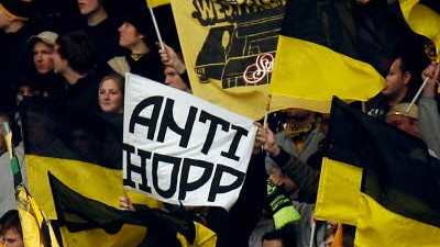 Fußball-Bundesliga: Pöbeleien und Spruchplakate gegen den Hoffenheimer Mäzen Dietmar Hopp sind in der Bundesliga an der Tagesordnung. Zuletzt bei Dortmunder Fans.