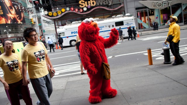 Rassismusvorwürfe gegen Sesamtsraßen-Imitator: Elmo vom Times Square verbannt