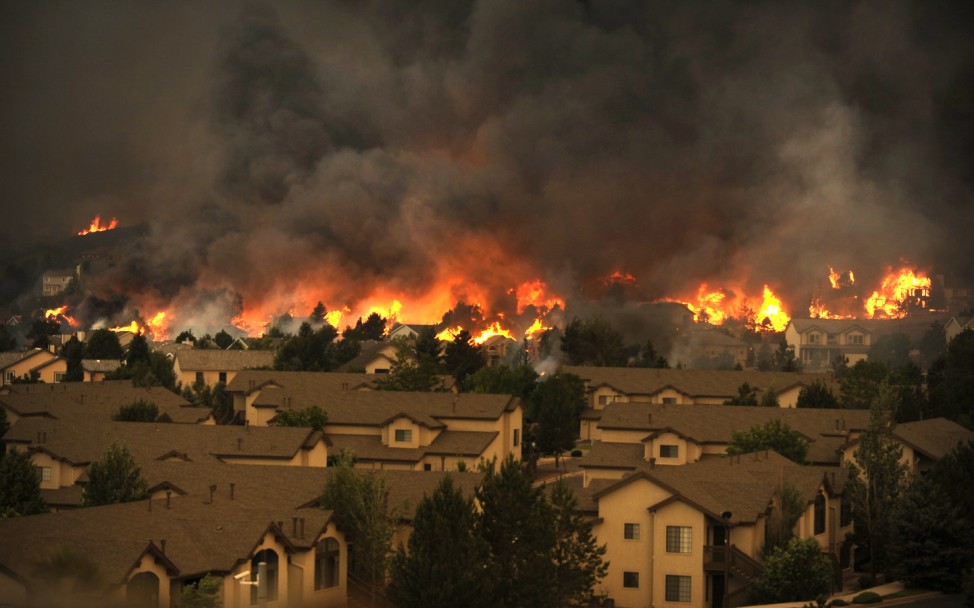 Wohnsiedlung in Colorado Springs in Flammen