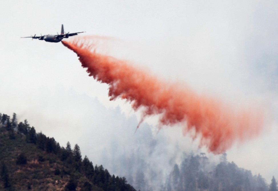 Löschflugzeug über Waldbrand in Colorado