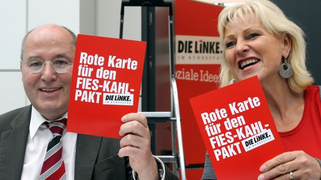 Der Fraktionsvorsitzende der Linken im Bundestag, Gregor Gysi (l.), und die Parlamentarische Geschäftsführerin der Linksfraktion, Dagmar Enkelmann.