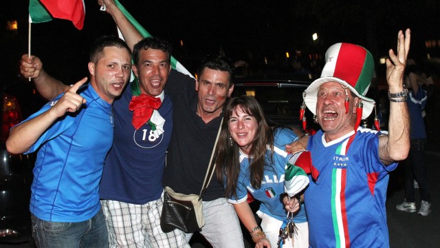 EM-Halbfinale: Finale!!!! Italienische Fans feierten am späten Donnerstagabend ausgelassen in der Karlsfelder Rathausstraße.