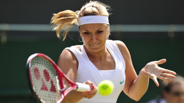 Tennis-Turnier in Wimbledon: Sabine Lisicki schlägt im Spiel gegen Sloane Stephens eine Vorhand.