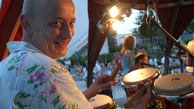 Open Air: Percussionist Werner Rothe von der 8-Ball-Band.