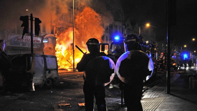 Soziale Unruhen in Großbritannien: Im August 2011 randalierten Jugendliche in London und anderen britischen Großstädten. Häuser und Autos wurden angezündet, Geschäfte geplündert, Menschen angegriffen. Die Polizei war von der Stiuation völlig überfordert.