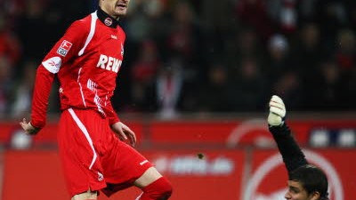 Bundesliga, 15. Spieltag: Wieder kein Kölner Torerfolg: Weil Milivoje Novakovic (li.) zwei Großchancen ausließ bleibt die Kölner Torbilanz bei mageren sieben Saisontreffern.