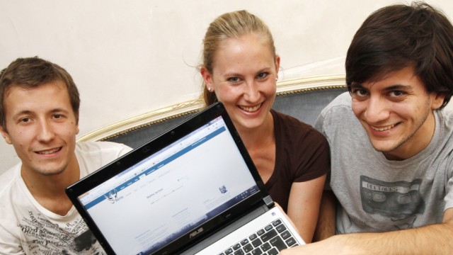 Internetportal für Mathe-Nachhilfe: Simon Köhl (links) und Aenas Rekkas haben ein Mathe-Portal aufgebaut - Sabine Kamrath hilft den beiden als Pressesprecherin.