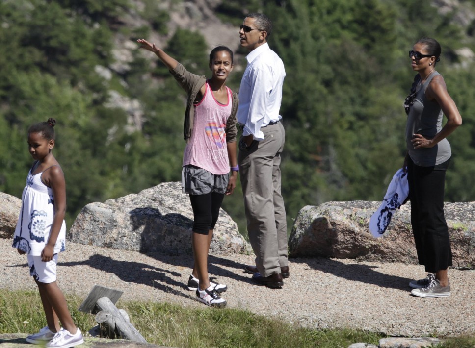 Michelle und Barack Obama mit denTöchtern Malia und Sasha bei einem Ausflug