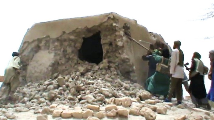 -Ein Videostill zeigt die Zerstörung eines Mausoleums in der malischen Wüstenstadt Timbuktu durch Dschihadisten im Sommer 2012.