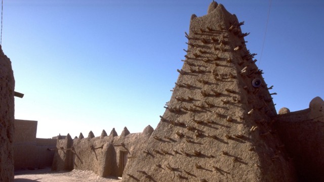 Reports: Islamist damaged historic shrines in Timbuktu