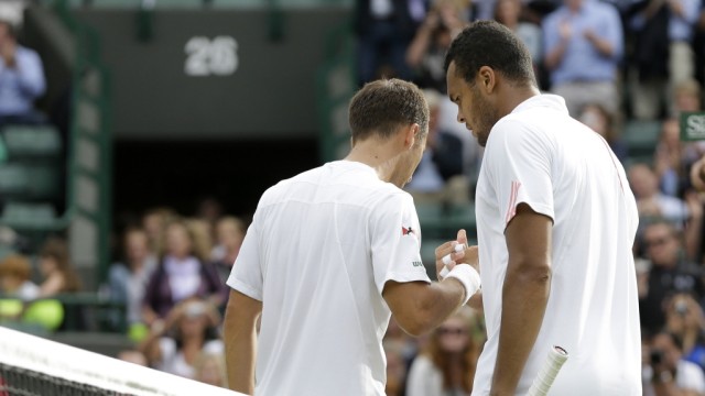 Tennis-Turnier in Wimbledon: Philipp Kohlschreiber gratuliert seinem Bezwinger Jo-Wilfried Tsonga.