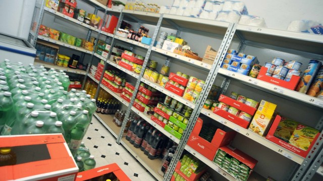 Lebensmittel für Asylbewerber: In Erding können sich Asylbewerber in einem kleinen Supermarkt selbst aussuchen, welche Lebensmittel sie haben wollen.