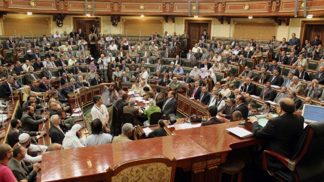 Machtkampf in Ägypten: Das ägyptische Parlament trotzt dem Militär.