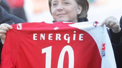Robert Enke: Merkel über Depressionen: Angela Merkel mit einem Trikot von Energie Cottbus: Die Kanzlerin ist Ehrenmitglied des ostdeutschen Vereins.
