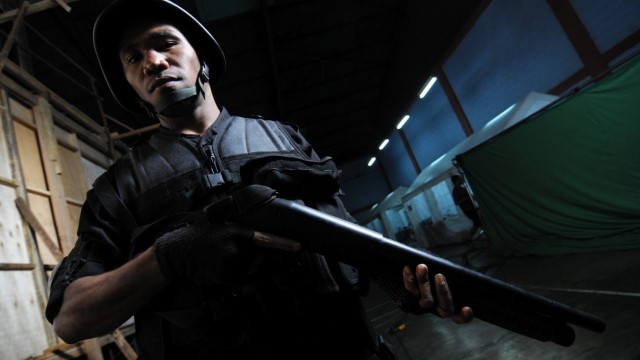 Soldat posiert mit Waffe im Film "The Raid"
