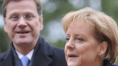 Schwarz-gelbe Koalition: Kanzlerin Angela Merkel und Vizekanzler Guido Westerwelle regieren seit gerade einmal einem Monat gemeinsam.