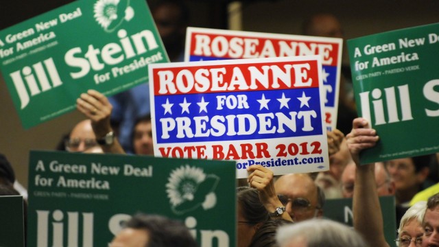Grünen Delegierte mit Schildern ihrer Favoritinnen: Jill Stein oder Roseanne Barr