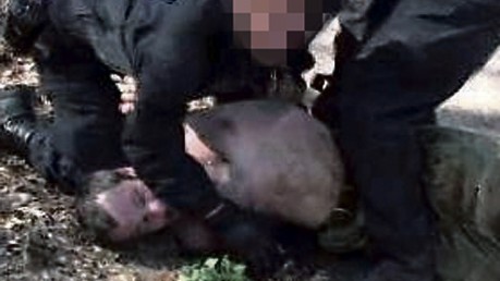 Einsatz gegen Griller eskaliert: Die Bilder zeigen USK-Beamte, die einen Mann zu Boden bringen und dort fixieren.