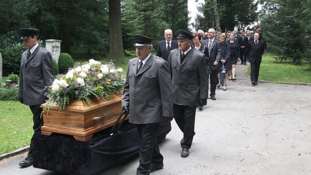 Dachau: Mehr als 200 Trauergäste begleiteten Karl Bruckmayer am Dienstag auf seinem letzten Weg auf dem Dachauer Waldfriedhof.